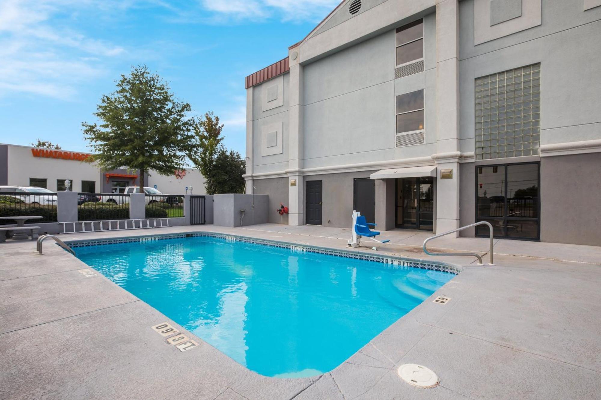 Red Roof Inn & Suites Newnan Eksteriør billede